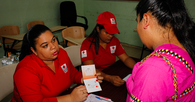 IFRC_es's tweet photo. Las dos comunidades centroamericanas de Bebedero comparten algo más que el nombre. 

Tras las inundaciones del pasado noviembre, dos programas de asistencia en efectivo de @CruzRojaCRC y @CruzRojaPanama están ayudando a ambas comunidades a recuperarse.