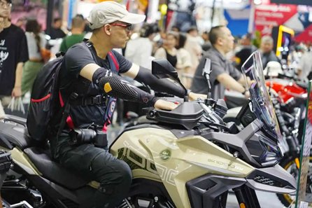 CQ_Liangjiang's tweet image. 🌐 #Chongqing is accelerating the rise of the Smart Connected EV industry, building a global base with an annual output of 15 million+ by 2027! 🔋🚲 From intelligent systems to global standards, the future of smart mobility starts here! #SmartEV #TheEVCity