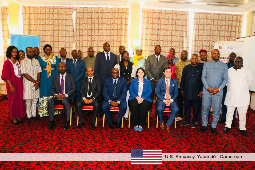 Le chef de la section politique et économique de l'ambassade des États-Unis, Christen Machak, s'est joint à des représentants du Bureau des affaires de désarmement des Nations Unies 🇺🇳 et du ministère des Relations extérieures 🇨🇲 pour ouvrir l'atelier national sur la mise en