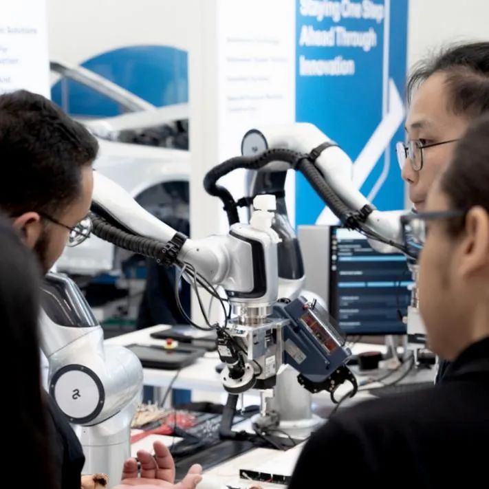 CQ_Liangjiang's tweet image. 🤖🏆 Efficiency at its finest! #AgileRobots in #LiangjiangNewArea takes home the Production Efficiency Award at the 2025 Robotik Challenge with an impressive time of 2 minutes and 25 seconds revolutionizing wire harness assembly with precision and speed! ⚡️🔧
📷Agile Robots