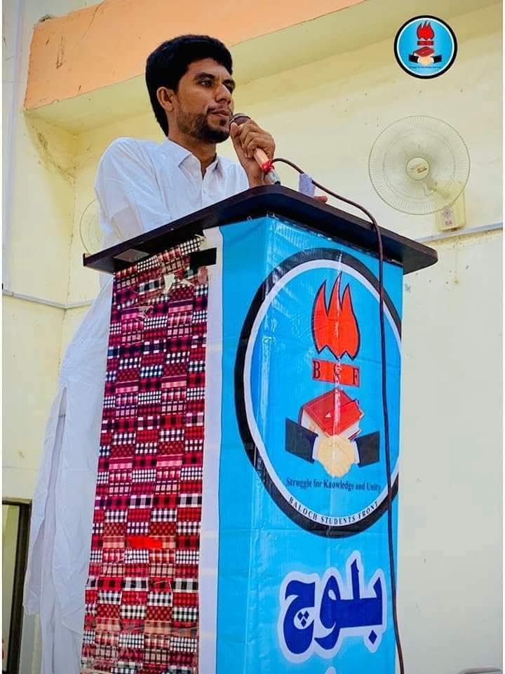 بلوچ اسٹوڈنٹس فرنٹ کے مرکزی چیئرمین جاوید بلوچ پر ریاستی اہلکاروں کا بہیمانہ تشدد اور ان کی جبری گمشدگی آئین و قانون کے سراسر منافی ہے۔ اگر ان پر کوئی الزام ہے تو عدالت میں پیش کیا جائے، یوں لاپتہ کرنا کسی بھی جرم کی سزا نہیں ہو سکتی۔
#ReleaseChairmanJavidBaloch