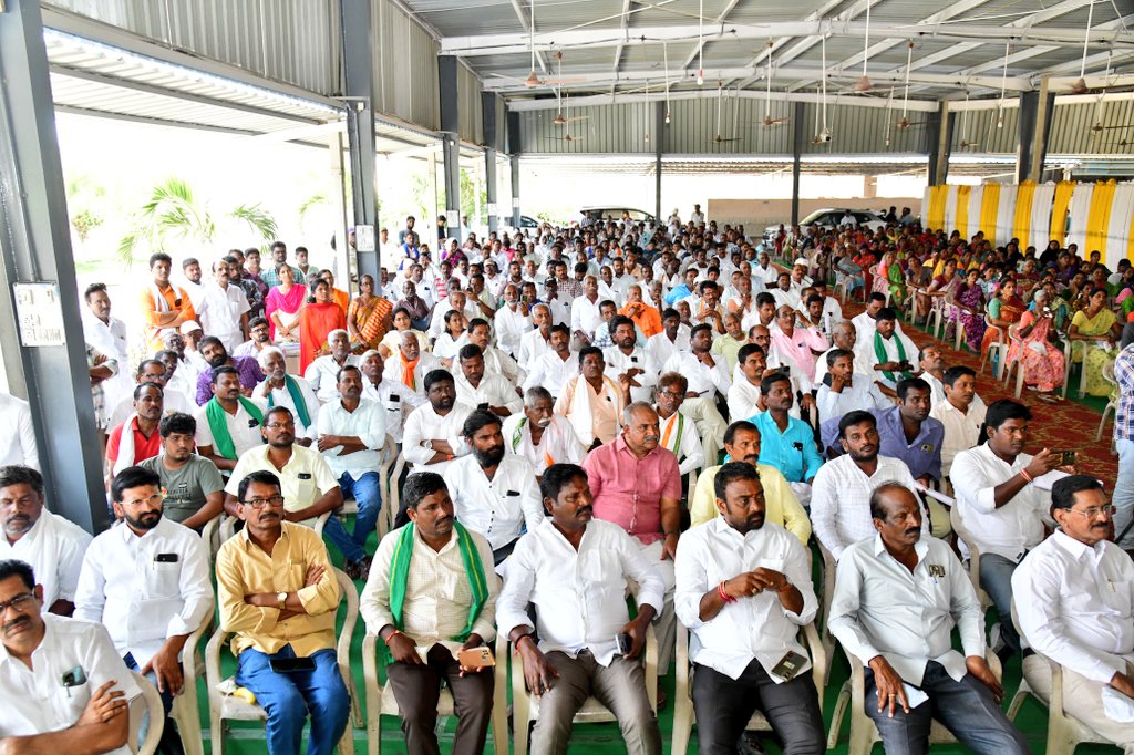 మానకొండూర్, శంకరపట్నం మండల కేంద్రాల్లో భూభారతి కొత్త ROR చట్టంపై అవగాహన సదస్సు నిర్వహించారు. ఈ సదస్సుకు హాజరైన జిల్లా కలెక్టర్ పమేలా సత్పతి మాట్లాడుతూ భూమి హక్కుల రికార్డులలో ఏవైనా లోటుపాట్లు, తప్పులు ఉంటే వాటిని సవరించుకునేందుకు ఈ నూతన చట్టం వెసులుబాటు కల్పిస్తుందని తెలిపారు.