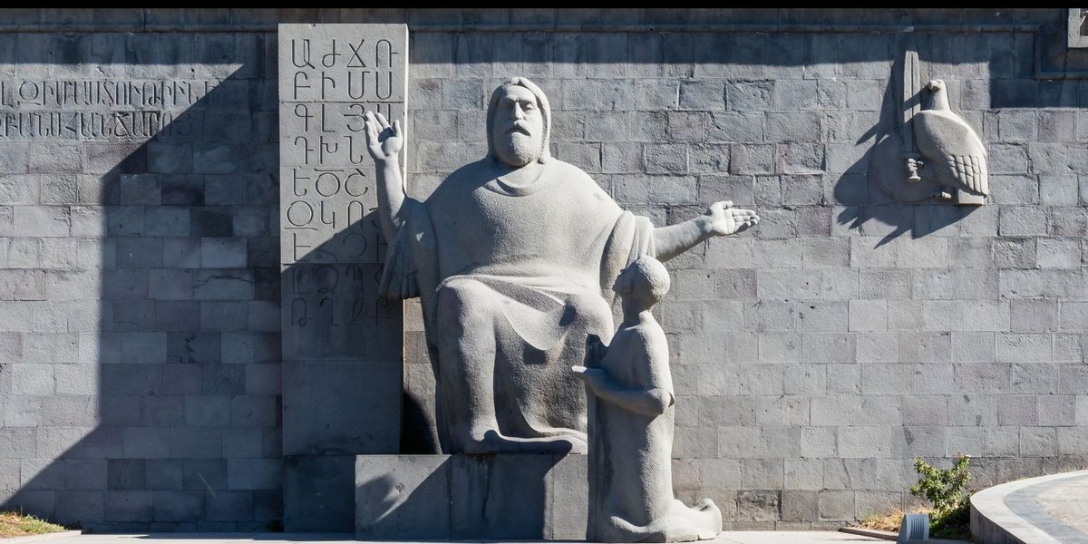 NEDİM DERTLİ – Ermeni Edebiyatından Portreler:
“Oruçoğlu, sanatçıların portresini oluştururken onların yaşam deneyimlerini, edebi eğilimlerini, iç(sel) çatışmalarını, bireysel ya da örgütlü mücadelelerini sorular sorarak, ilişkilerin dinamiklerini ve bağlantı noktalarını