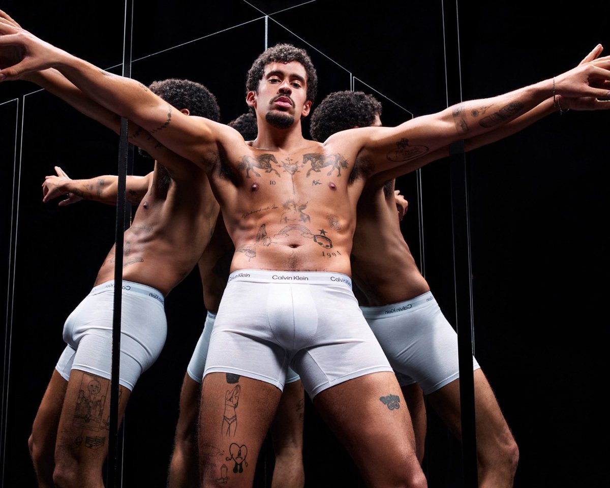 badbunnynetwork's tweet photo. Calvin Klein le había hecho el acercamiento a Bad Bunny tres veces antes de la campaña pero Bad Bunny dice que la oportunidad nunca venía con el tiempo que él necesitaba. 🗞️

Via: Vogue México https://t.co/VDyNMDoKz4
