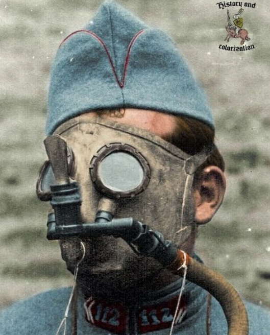 starside8's tweet photo. A French soldier of the 112th Artillery Regiment photographed during World War I (1914-1918) wearing a Tissot gas mask.
@HistoryInPics 
#HistoryInColor https://t.co/7B4eXN7ULb