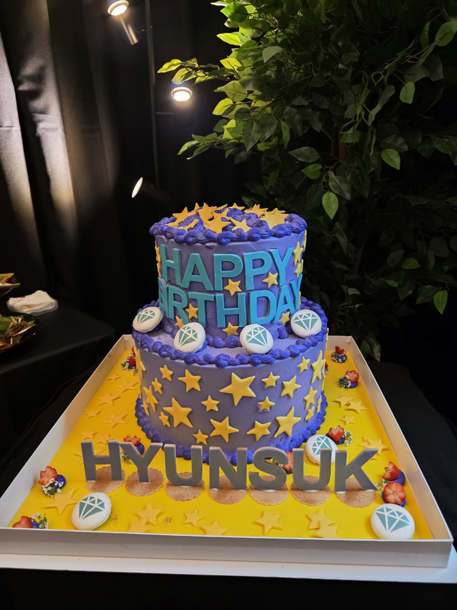 HYUNH4YI's tweet photo. hyunsuk’s birthday cake at their kobe fancon from doyoung’s weverse post 🎂💜 @treasuremembers https://t.co/IZQn0u0iEF