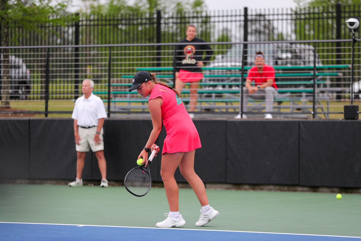 AStateTennis's tweet image. Make it 3-0 Red Wolves!
Hanmare wins 7-5, 6-0 on Court 5 against Sara Radojevic, leaving us one singles match away from moving on!
#WolvesUp
