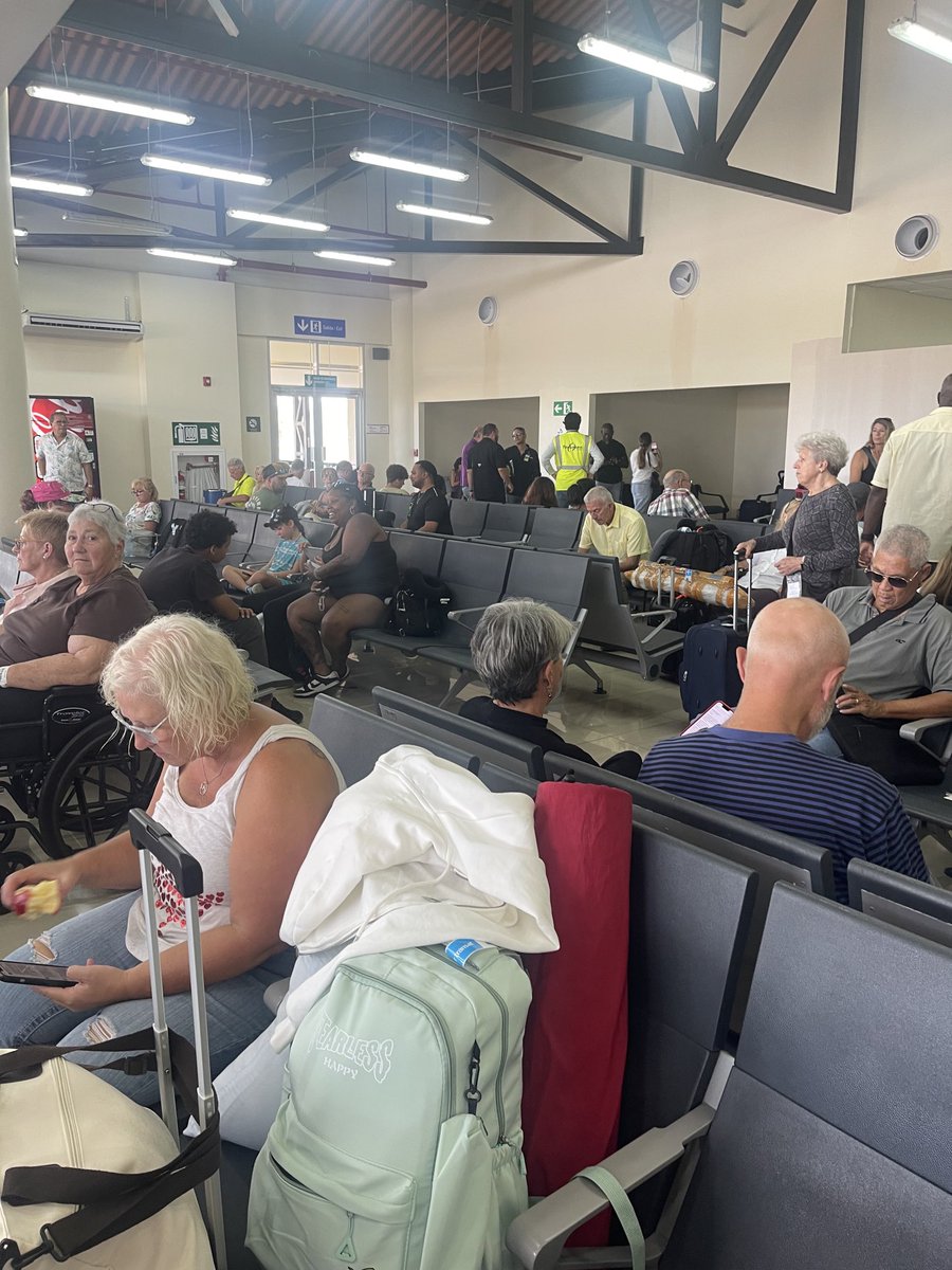 l1Ruiz's tweet photo. Dónde está  Elizabeth González que no viene al aeropuerto de Río Hato hacer un reportaje y decir que se equivocó y el aeropuerto sirve 500 Canadienses x semana desde el 1ro de Noviembre hasta el 30 de Abril de cada año??
Solo era para desprestigiar a RM? https://t.co/kwha5CwIhB
