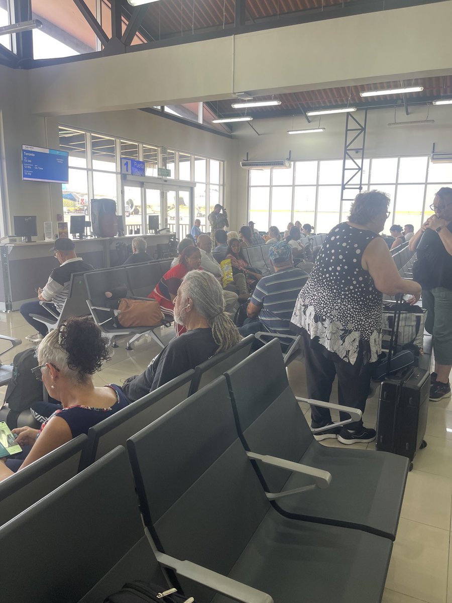 l1Ruiz's tweet photo. Dónde está  Elizabeth González que no viene al aeropuerto de Río Hato hacer un reportaje y decir que se equivocó y el aeropuerto sirve 500 Canadienses x semana desde el 1ro de Noviembre hasta el 30 de Abril de cada año??
Solo era para desprestigiar a RM? https://t.co/kwha5CwIhB