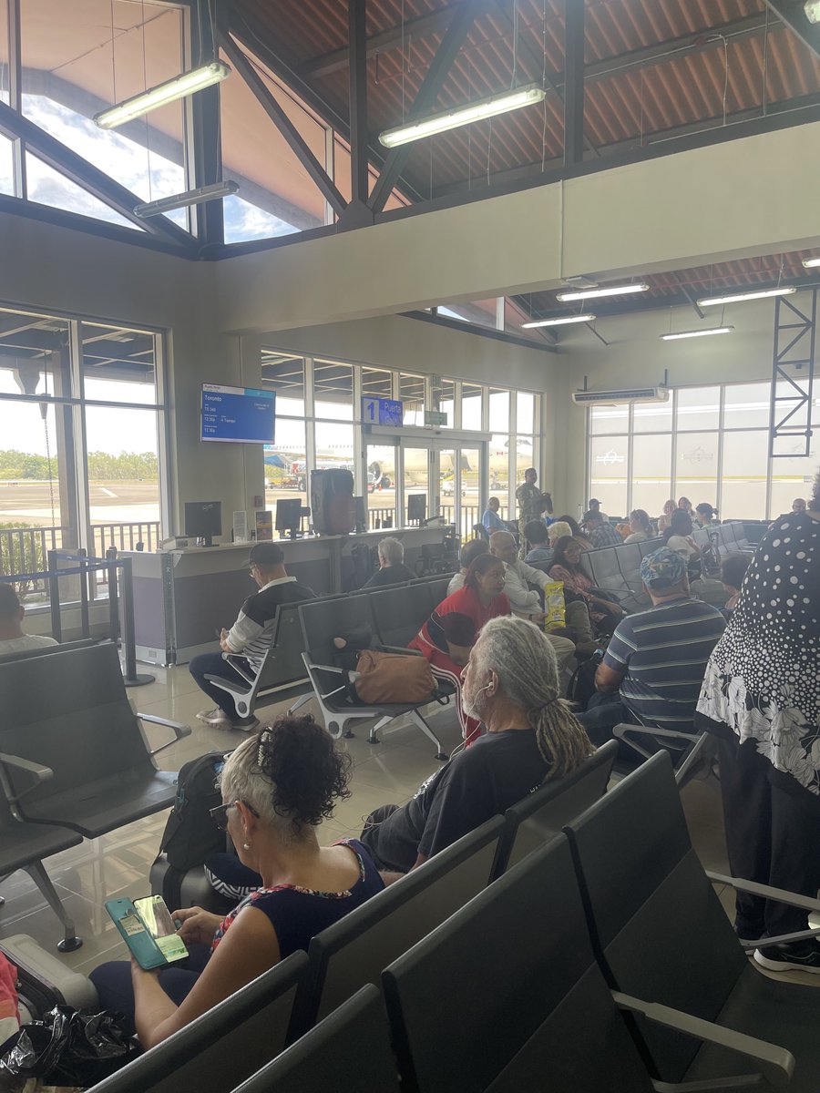 Dónde está  Elizabeth González que no viene al aeropuerto de Río Hato hacer un reportaje y decir que se equivocó y el aeropuerto sirve 500 Canadienses x semana desde el 1ro de Noviembre hasta el 30 de Abril de cada año??
Solo era para desprestigiar a RM?