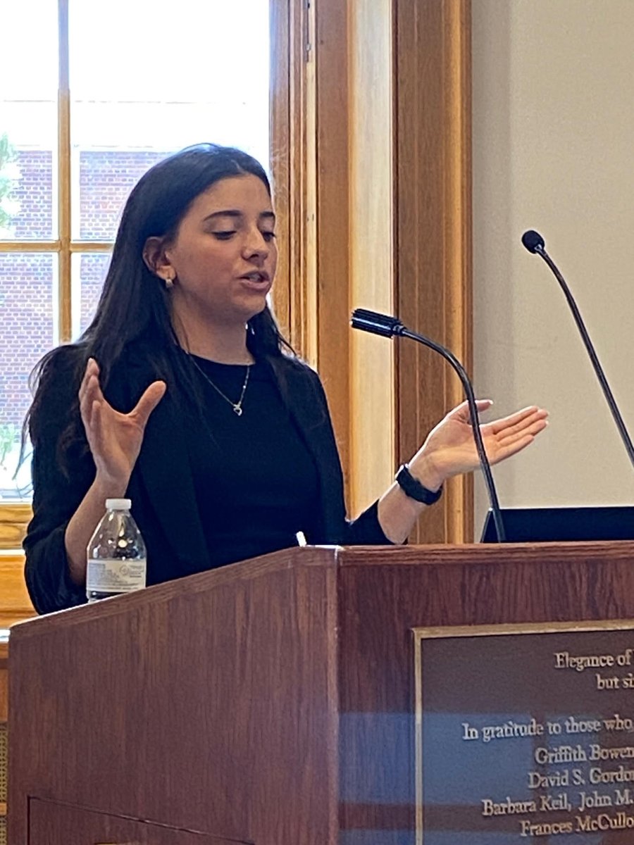 UofRDataSci's tweet image. Nicole Cassara (Class of 2026) presented her research on a neural network model (H2M) capable of real-time cardiac event detection using wearable ECG devices at the Office of Undergraduate Research&apos;s annual Celebrating Research Week in April 💻📷

#datascience #research
