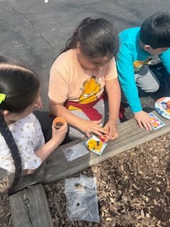 Joliet86Spanish's tweet photo. Los alumnos de tercer grado de @ForestParkIED86 celebraron el Día de la Tierra plantando semillas y pintando macetas. ¡Gracias a RejuveNate Plants and Wellness por su colaboració! #D86Hope https://t.co/Kmy4CkkEHp