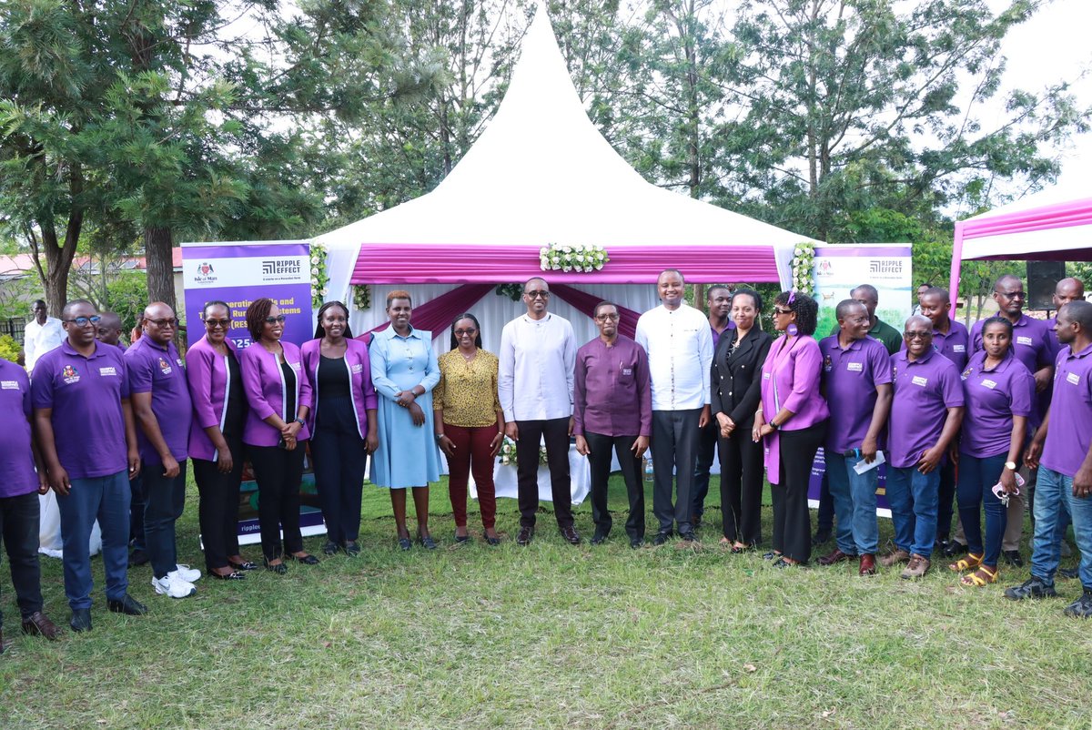 Bugesera District (@bugeseradistr) on Twitter photo Umuyobozi w'Akarere,<a href="/MutabaziRich/">Richard Mutabazi</a> yashimiye umufatanyabikorwa <a href="/RippleEffectNGO/">Ripple Effect</a> mu bikorwa byo guteza imbere imibereho myiza y'abaturage n'iterambere ry'Akarere, birimo n'uyu mushinga wo kubungabunga ubutaka n'amazi by'ikiyaga cya #Cyohoha, asaba abaturage kubibyaza umusaruro. Umuyobozi w'Akarere,<a href="/MutabaziRich/">Richard Mutabazi</a> yashimiye umufatanyabikorwa <a href="/RippleEffectNGO/">Ripple Effect</a> mu bikorwa byo guteza imbere imibereho myiza y'abaturage n'iterambere ry'Akarere, birimo n'uyu mushinga wo kubungabunga ubutaka n'amazi by'ikiyaga cya #Cyohoha, asaba abaturage kubibyaza umusaruro.
