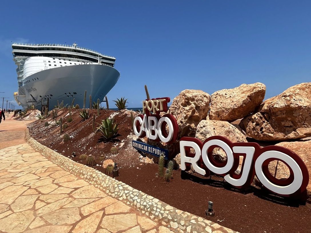 DavidColladoM's tweet photo. ¡Otro día histórico en Pedernales!
Por primera vez, el puerto de Cabo Rojo recibe al Oasis of the Seas, uno de los cruceros más grandes del mundo, de la naviera Royal Caribbean International.

Con más de 6,500 pasajeros y 2,129 tripulantes a bordo, esta llegada continúa posicionando a Pedernales como un nuevo destino de cruceros en el Caribe.