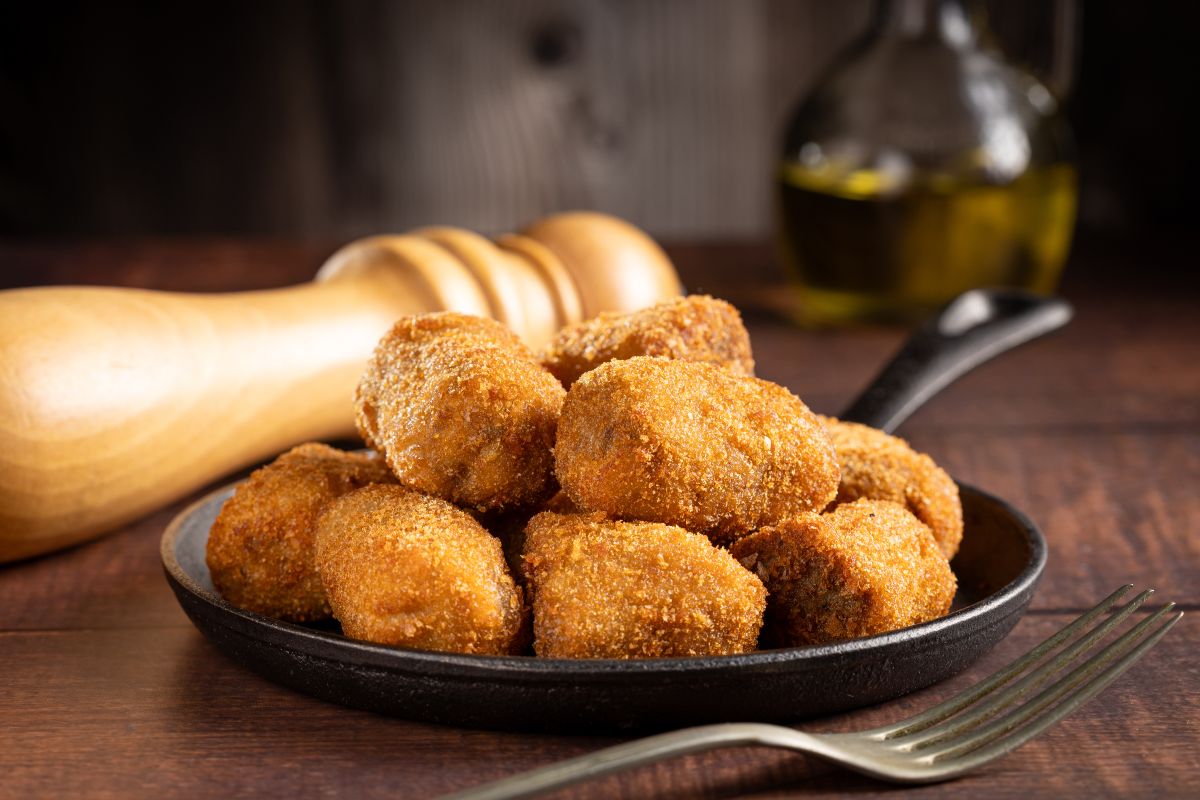 rezeptheft.at/rezepte/knuspr… 
Kroketten sind ein echter Klassiker der Hausmannskost und überzeugen mit ihrem knusprigen Äußeren sowie der zarten, cremigen Füllung.