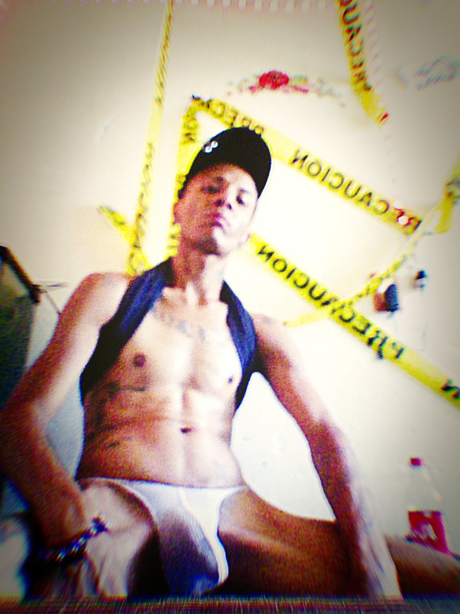 AlexanderB73560's tweet photo. Quieres ver qué hay de bajo @Funny_MXXX https://t.co/4jT3hRnDg0