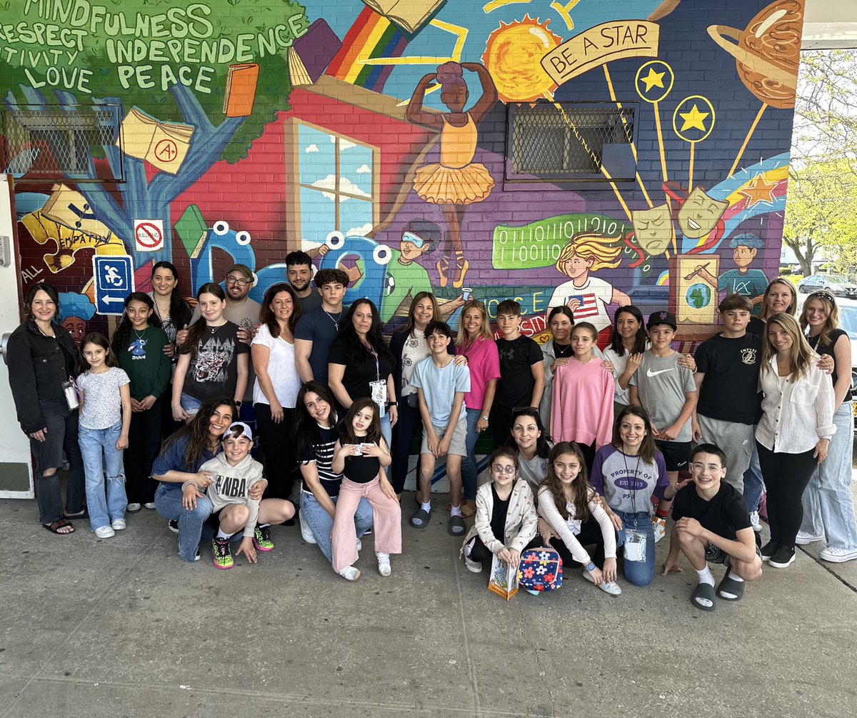 Lots of smiles today!
We loved having our staff’s kids join us for Take Your Kid to Work Day.
Future leaders in the making!
#TakeYourKidToWorkDay #ElementaryLife
📚🚌✏️🖍️❤️ <a href="/CChavezD31/">Christine Chavez</a> <a href="/DocPalton/">Doc Palton</a>