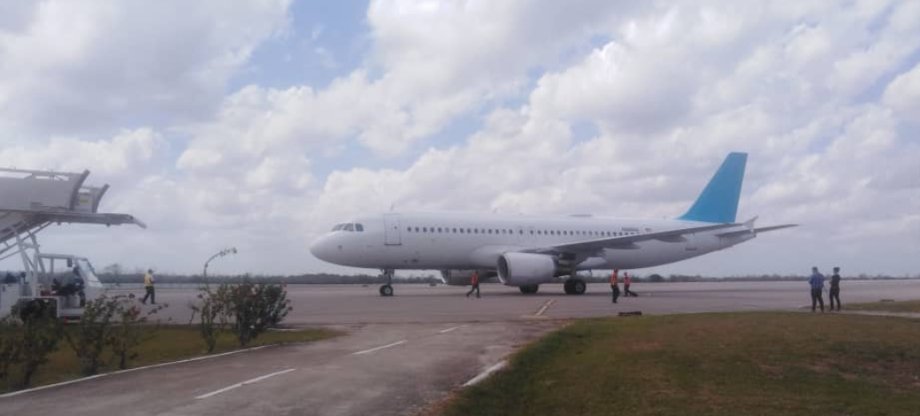 Este jueves se produjo la devolución a #Cuba de 82 migrantes irregulares (74 hombres y ocho mujeres) en vuelo procedente  de Estados Unidos. Con esta operación, suman 15 retornos desde distintos países de la región  en el 2025, con un total de 450 personas.