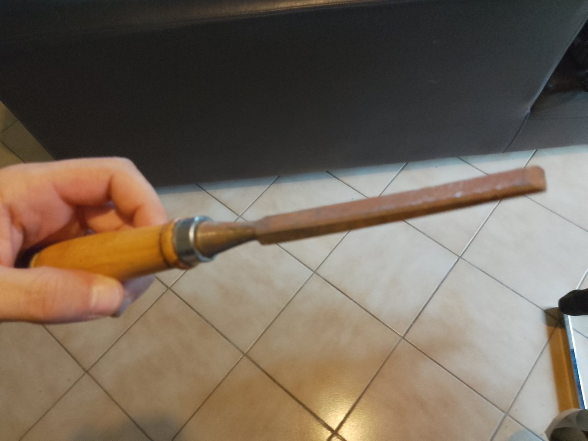 Bon et au fait j'ai récupéré un ciseau à bois , fabriqué par Joseph mon arrière grand-père aussi appelé "monmon"