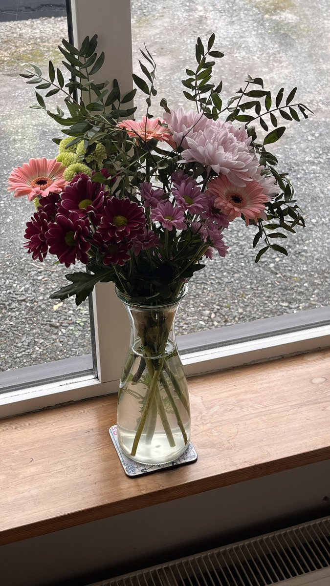 ProperPrin's tweet image. In this #CostOfLivingCrisis these €5 bunch of flowers from @Aldi_Ireland that I bought over a week ago bring me so much joy! #ItsTheLittleThings #ICanBuyMyOwnFlowers