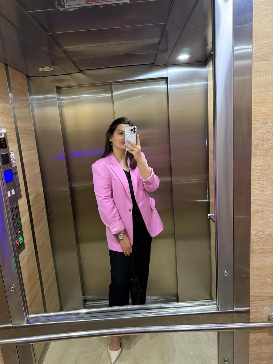 Asansör aynası selfieleri ❤️ ben 

#mirrorselfie