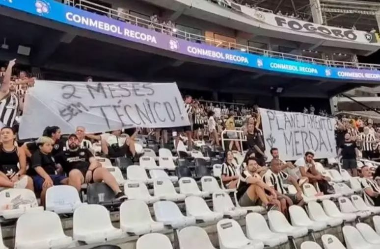 Me lembrei qndo esses torcedores aqui foram agredidos e impedidos de protestar por outros torcedores no estádio Nilton Santos.

Galera q agrediu deve tá feliz com os resultados…