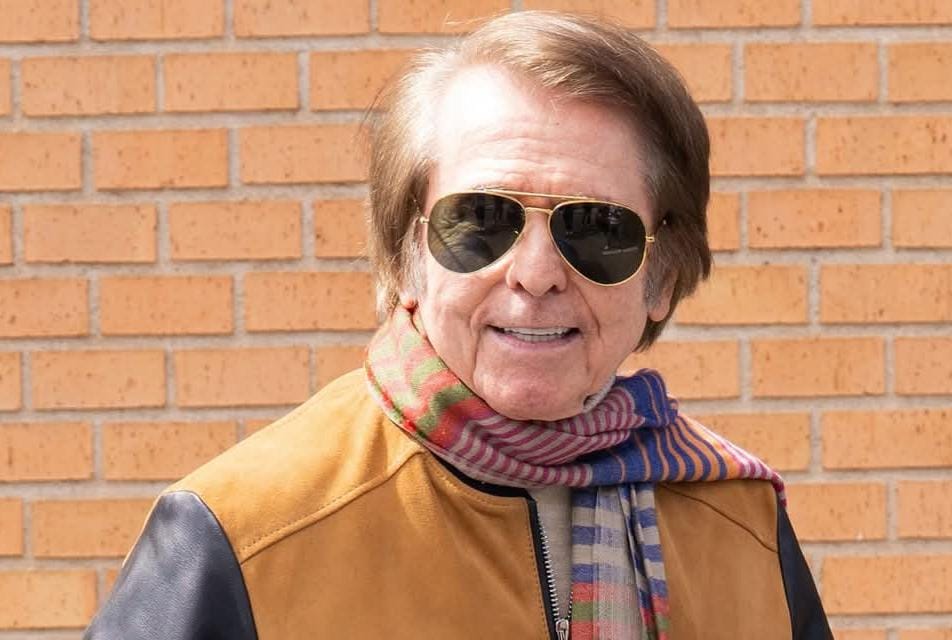 Gracias a tu familia, médicos y tu gran fuerza e ilusión, estás muy bien <a href="/RAPHAELartista/">𝗥𝗔𝗣𝗛𝗔𝗘𝗟</a> 
#PalanteRaphael 
Te queremos muchísimo ❤️