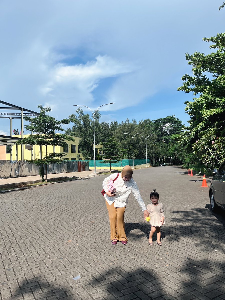 Masya allah gak mau dituntun ibuk si naaak T_T