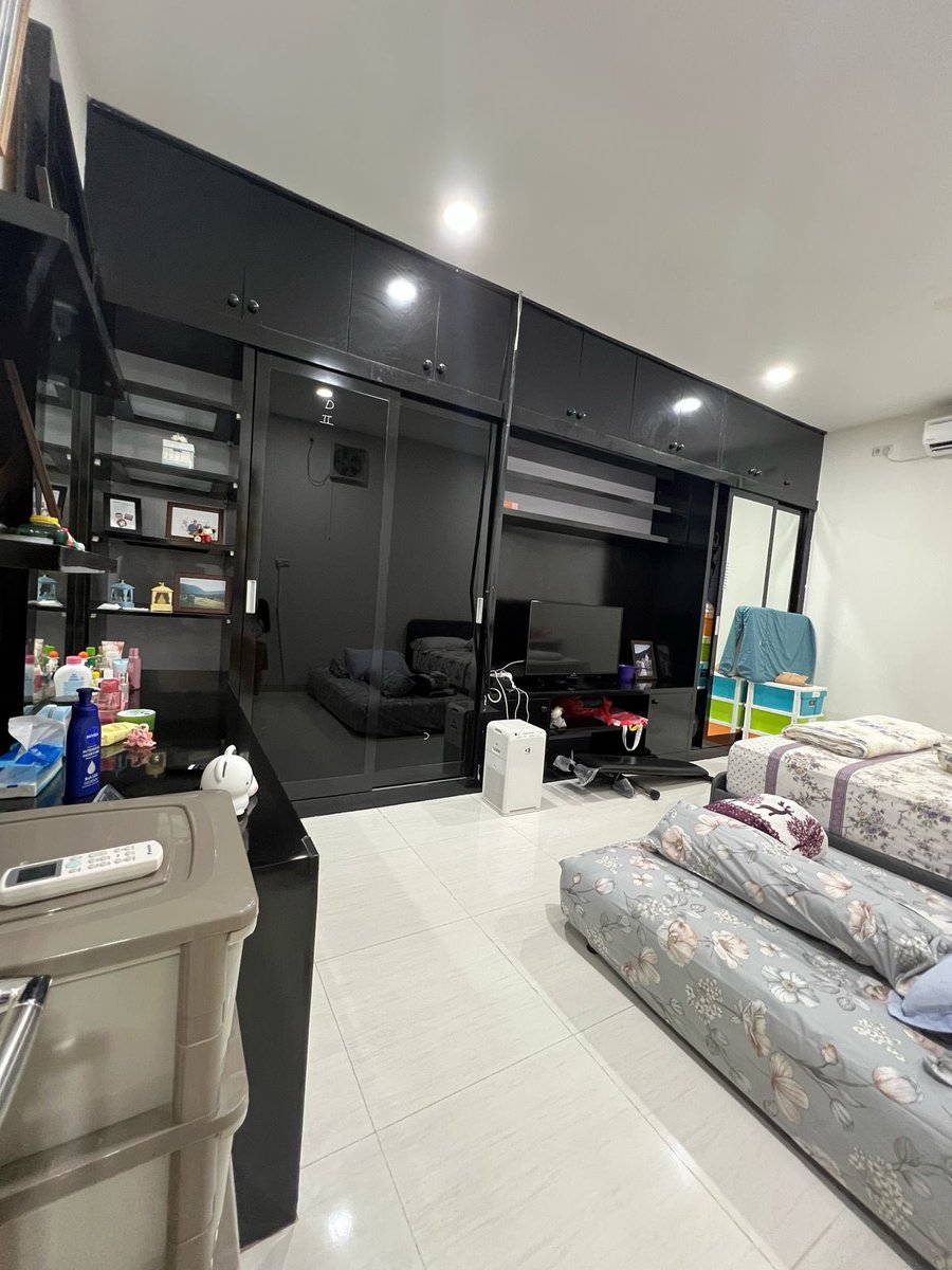 chixx_Jessica's tweet photo. JUAL RUMAH siap huni. Furnished. Pondok Tjandra, sidoarjo. 

LT: 140
LB: 150
SHM
Hadap Utara
Akses tol
skolahan banyak
RS Mitra Keluarga pocan
Nego smpai deal
Dapat:
-2 Ac
-kitchen set
-furniture kmr utama
-water heater dan filter
Master bedroom besar (2 kamar jd 1)
2KT+1
1KM+1 https://t.co/eBNBeG0ZJK