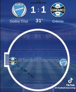 qilermi's tweet photo. em que mundo que isso aqui não é gol? 🤔

vão dizer que não nos roubaram pois ganhamos, mas é nas vitórias que demonstramos que não é só choro…

o grêmio precisa se posicionar institucionalmente pois nem no footballbouncing o sistema para de nos perseguir, CHEGA! 🇧🇼 https://t.co/pjpKz0dtdV