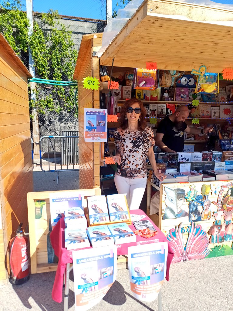 El día del Libro se celebra en cada rincón dem planeta. Y yo estuve en la Feria de Arganzuela firmando ejemplares bajo un sol de justicia.  Cada ejemplar fue encontrando nuevas manos en las que depositar sus letras. Y se agotaron todos. Gracias  
#diadellibro2025