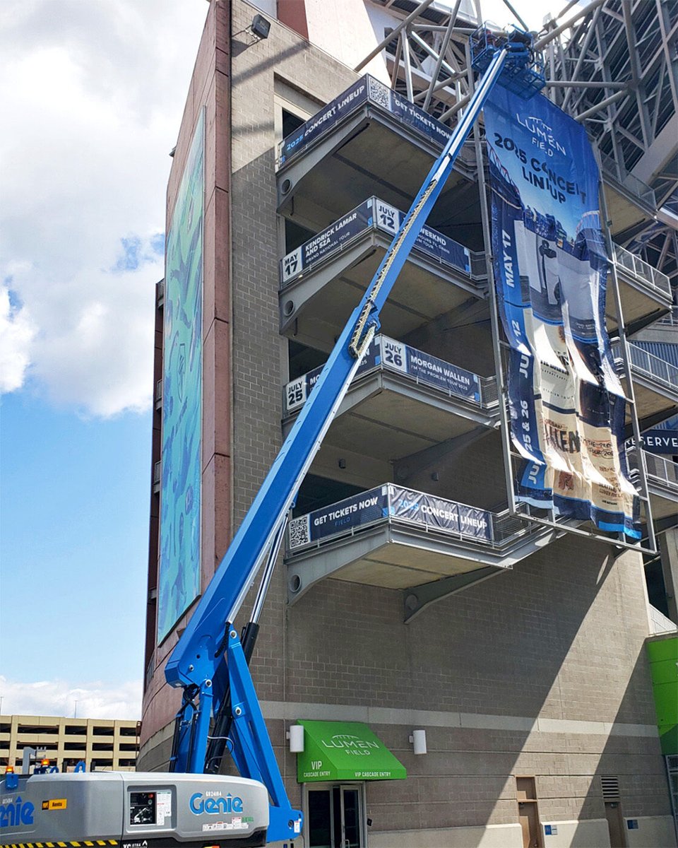 𝗕𝗶𝗴 𝗦𝗼𝘂𝗻𝗱 🔊 𝗕𝗶𝗴𝗴𝗲𝗿 𝗚𝗿𝗮𝗽𝗵𝗶𝗰𝘀 🖼️

SuperGraphics brought serious stage presence to Lumen Field with a four-story SuperFormat® banner installation—printed on Mesh EcoBanners, a PVC-free, recyclable material that’s part of our EcoFormat® sustainable print