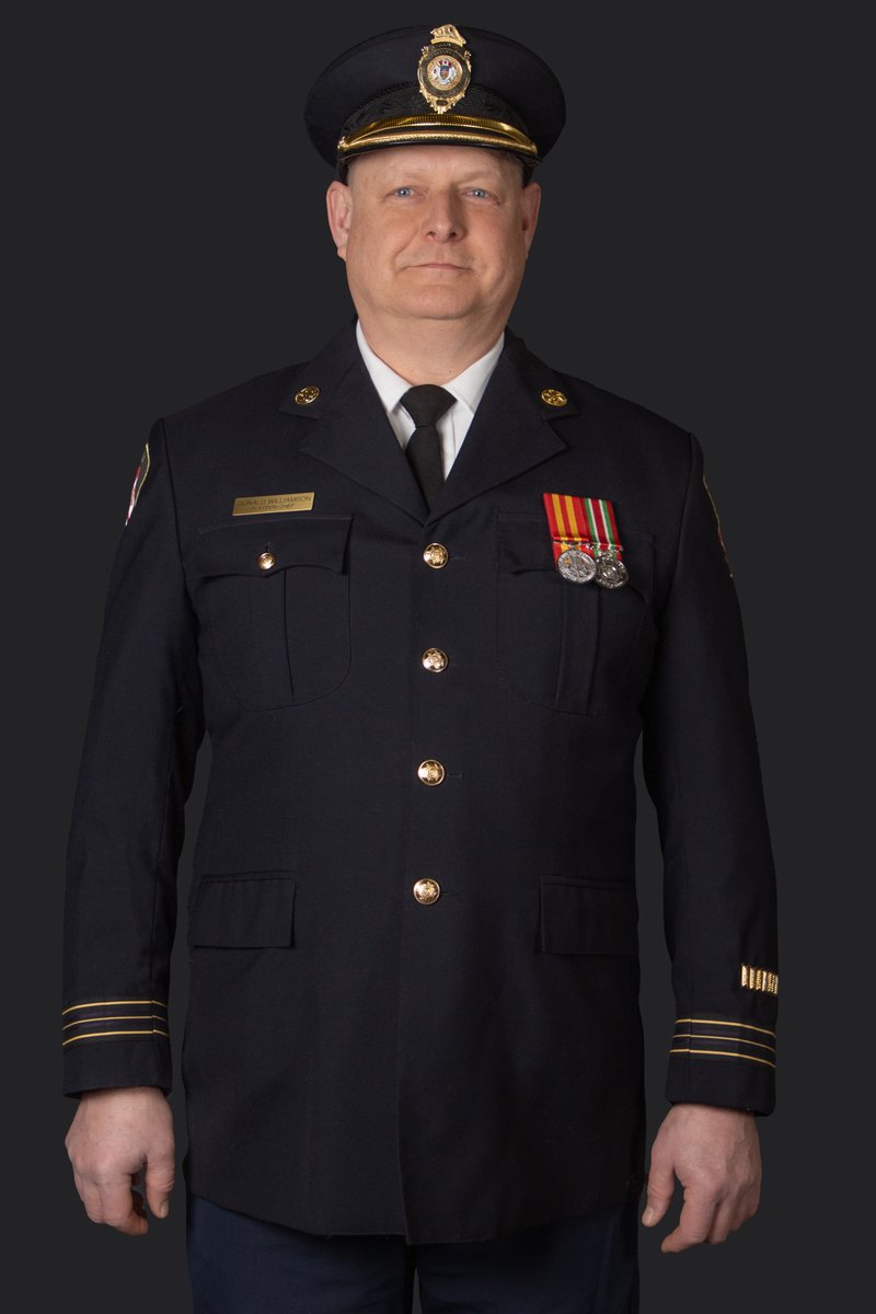 Sayers291's tweet image. Congratulations and happy retirement to Platoon Chief, Donald Williamson, who is working his last shift today after a 35 year fire service career.
@oakvillefire @oakvillepffa