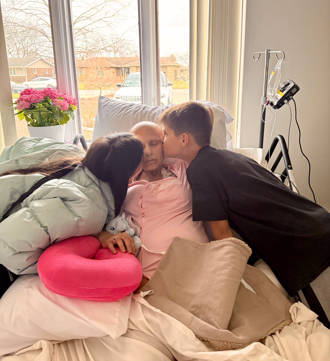 docdaniel's tweet image. With heavy hearts, we share the news of Erin&apos;s passing. Erin was a light in our lives—kind, vibrant, funny, and endlessly inspiring. She battled breast cancer for 8 years and fought so hard to stay around as long as she could for her children. She passed peacefully at our home…