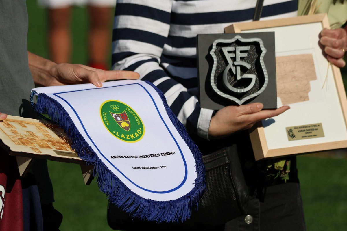 Adrian Gastesiren familiak haren omenez Gipuzkoako Futbol Federazioaren oroigarria jaso du.

La familia de Adrian Gastesi recibe en su honor el recuerdo de la Federación Guipuzcoana de Fútbol.