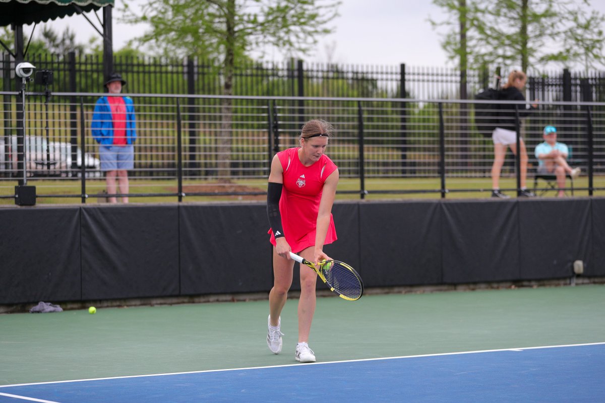AStateTennis's tweet image. Lilly hangs on to clinch it! Serving down 0-40, she serves it out to defeat Francesca Miglio 7-6(5), 6-4!
Red Wolves win 4-1!
#WolvesUp