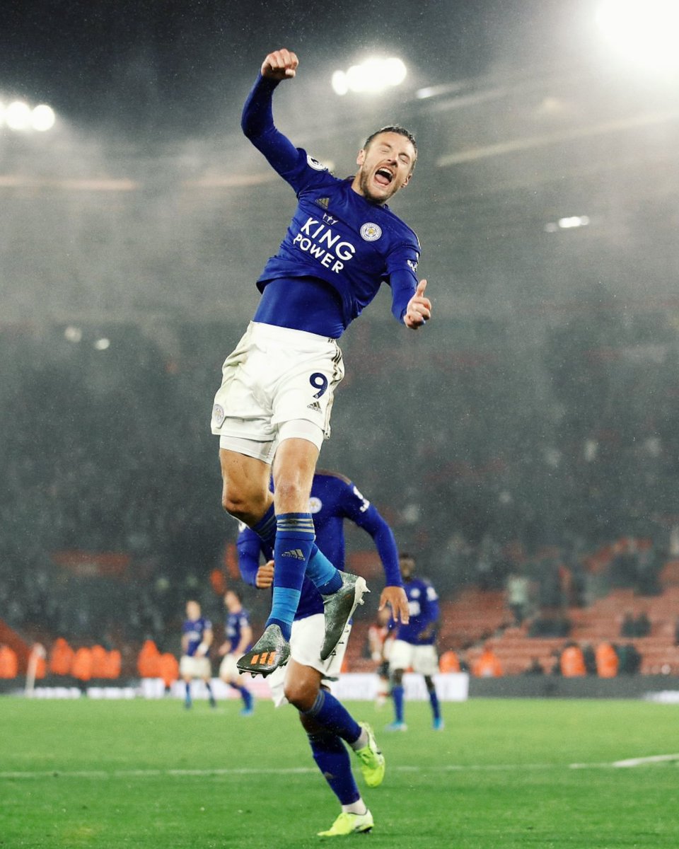 Ignorou o sistema, chegou fora de tempo, mas ficou tempo suficiente para se tornar eterno. Jamie Vardy despede-se do Leicester após 13 anos inesquecíveis.

Veio das divisões onde os holofotes não chegam. Trabalhava em fábricas, marcava golos aos fins de semana e via a porta