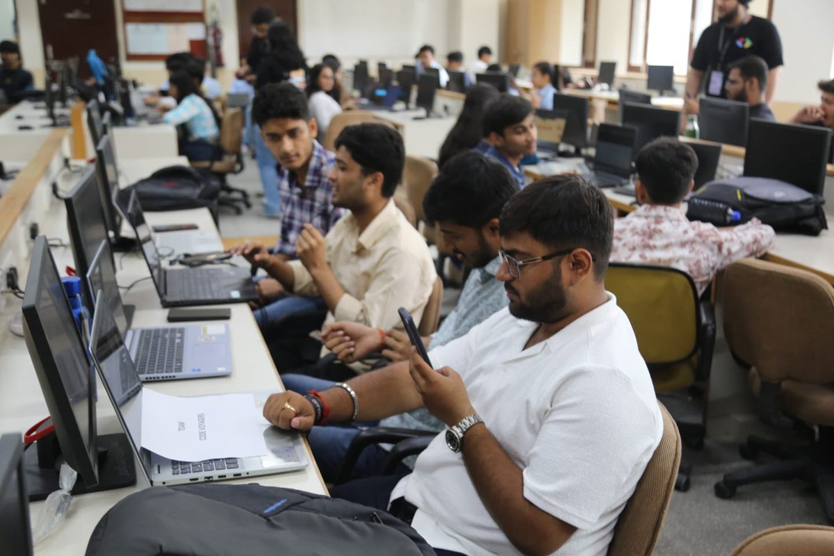 gdgjiit's tweet image. Swipe through the energy ⚡, innovation 💡 &amp;amp; teamwork 💻 that powered the #BitBoxHackathon!

From ideation to execution, our participants truly #HackedInStyle 🚀

Big thanks to all who made it unforgettable! 🙌

#TechWithImpact #HackathonVibes #InnovationUnleashed #GDG128