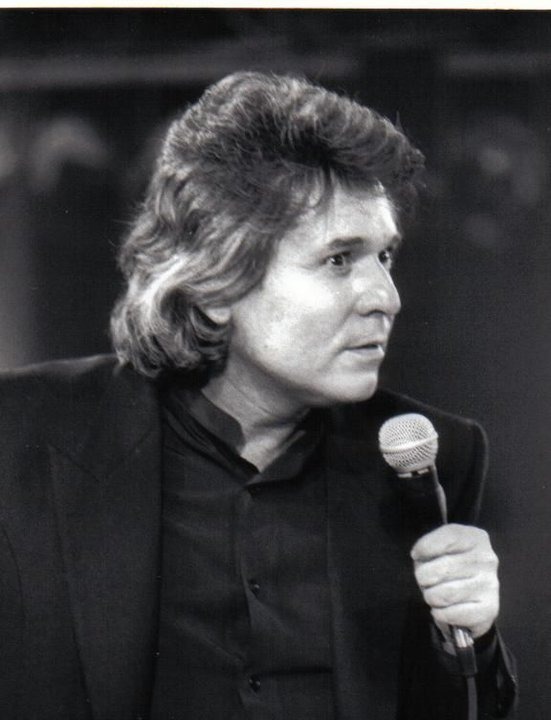 Da igual la década. En cada una de ellas has hecho vibrar a tu público mejor que nadie. #PalanteRaphael <a href="/RAPHAELartista/">𝗥𝗔𝗣𝗛𝗔𝗘𝗟</a>