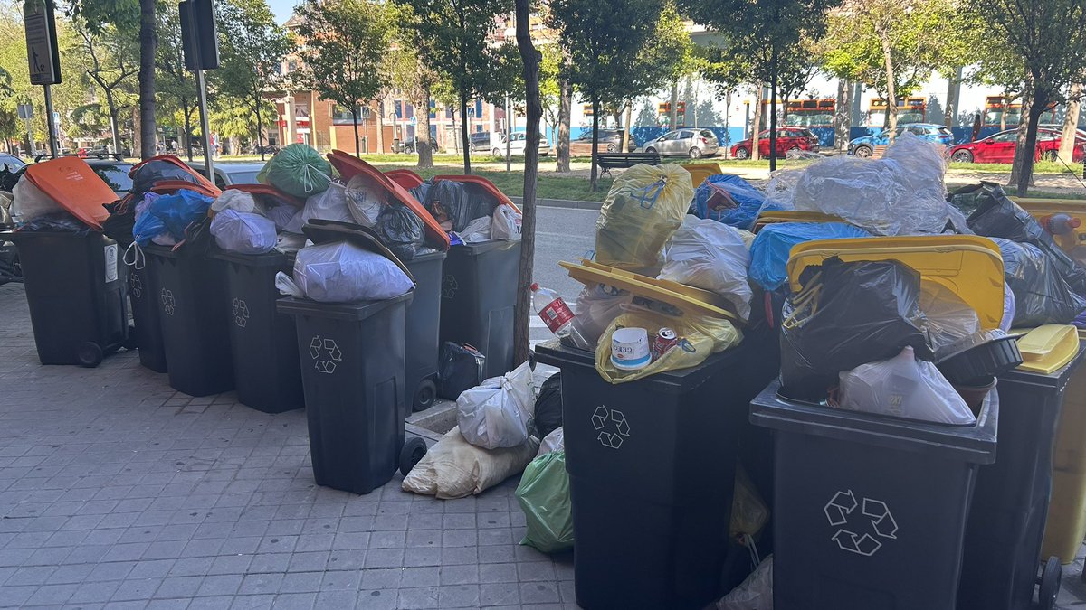 noedelat's tweet photo. Cuándo van a recoger la basura de la calle berrocal los servicios mínimos??? Porque ya empieza a oler mal @MADRID @Lineamadrid #huelgabasura Se supone que ayer miércoles tendrían que haber recogido https://t.co/LMJ3ARc2vU