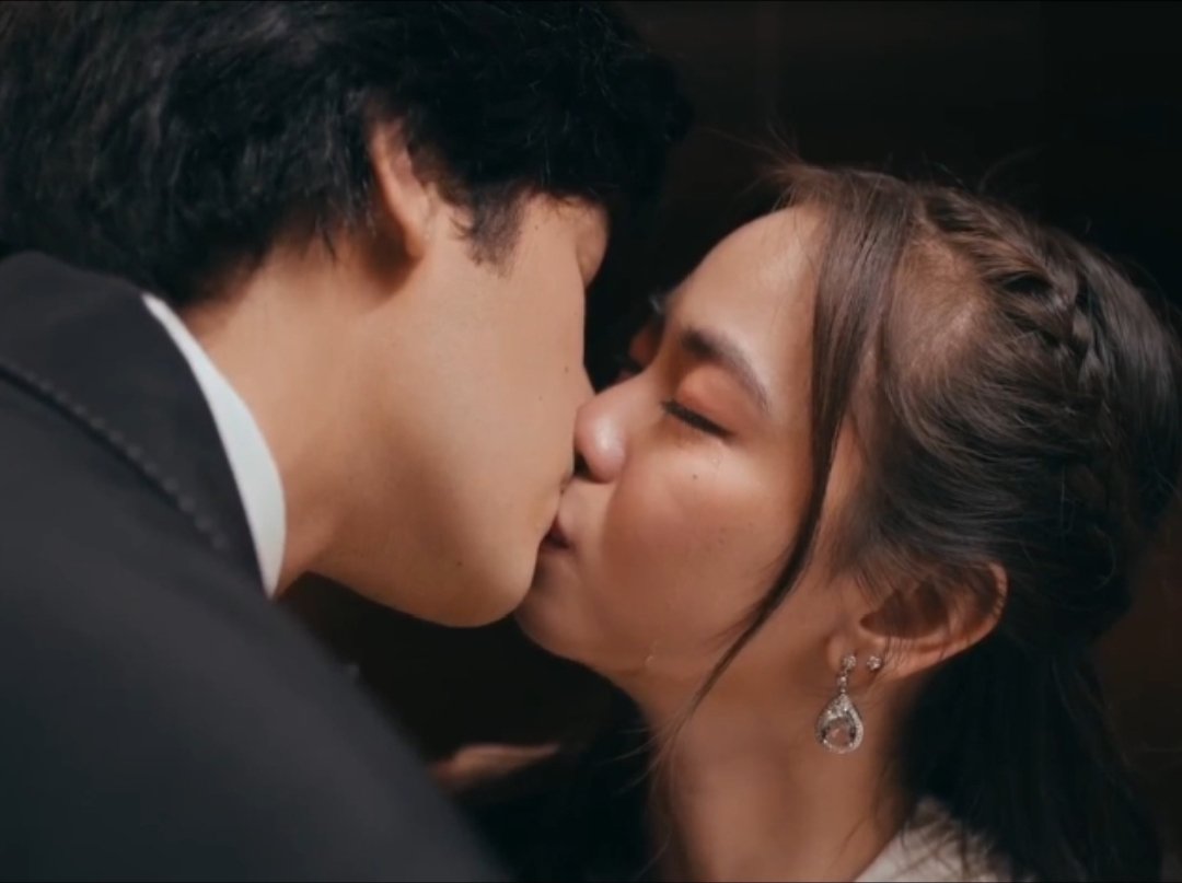 _frappeyyy's tweet photo. THIS KISS LOOKS SO PASSIONATE ,THEY'RE 
SO INLOVE WITH EACH OTHER 😭😭😭😭

ARE THEY JAYFER OR ASHDRES? 😭😭😭😭😭😭😭 https://t.co/io5ldysOpI