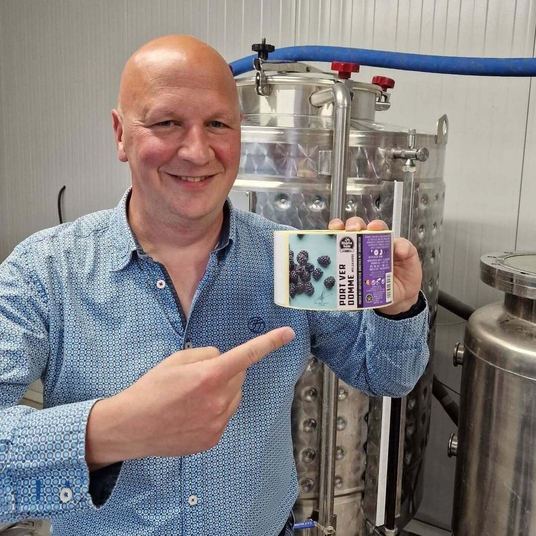 HopSaSam's tweet photo. Botteling time 🤩
PORT VER DOMME 🫐🫐 mijn porter met verse braambessen is klaar voor de fles! 🥰
😎🤘🏻
#TheHopSaSamLab #HopSaSam #Oudenaarde #Belgisch #bier #Belgischbier #fieroponsbier #craftbeer #beers #goldmedal #winner #beer #madeinbelgium #brewing #beergeeks #beersnob #bee… https://t.co/r6Zj1zKFAw