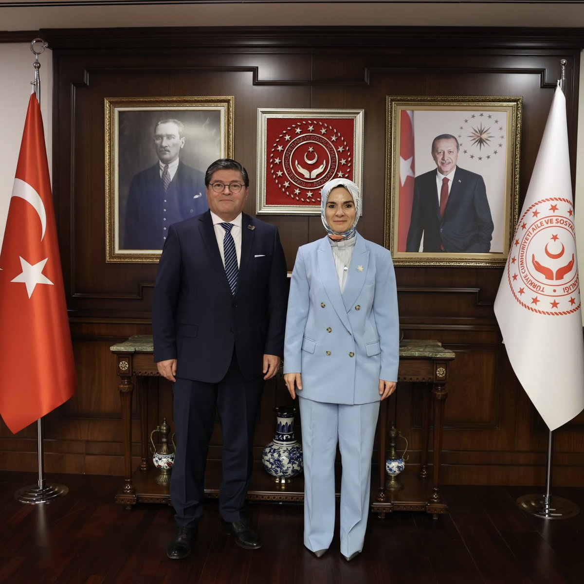 MahinurOzdemir's tweet photo. Şili Büyükelçisi Sayın Rodrigo Arcos ile Bakanlığımızda bir araya geldik.

Kadınlar ve çocuklara yönelik yürüttüğümüz çalışmalar ile sosyal hizmetler alanındaki iyi uygulama örneklerini paylaştık.

2026’da Türkiye ile Şili arasındaki diplomatik ilişkilerin 100. yılını kutlamaya hazırlanırken, insanı merkeze alan yapıcı iş birliklerini daha da derinleştirmeyi hedefliyoruz. 🇹🇷🇨🇱
