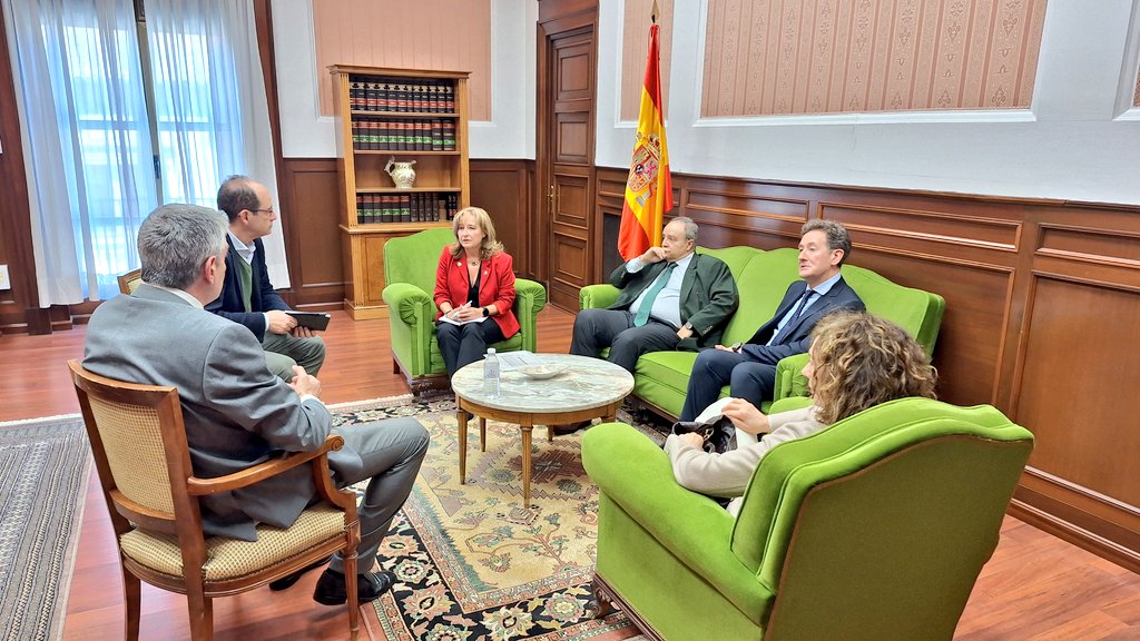 ⚖️ La presidenta del #TSJCyL se reúne en #Valladolid con la presidenta de la Sala CA, el presidente de la AP, el decano, el secretario coordinador y el gerente para hablar sobre la implantación de la #OficinaJudicial y la puesta en marcha de la Ley de #Eficiencia de la #Justicia.