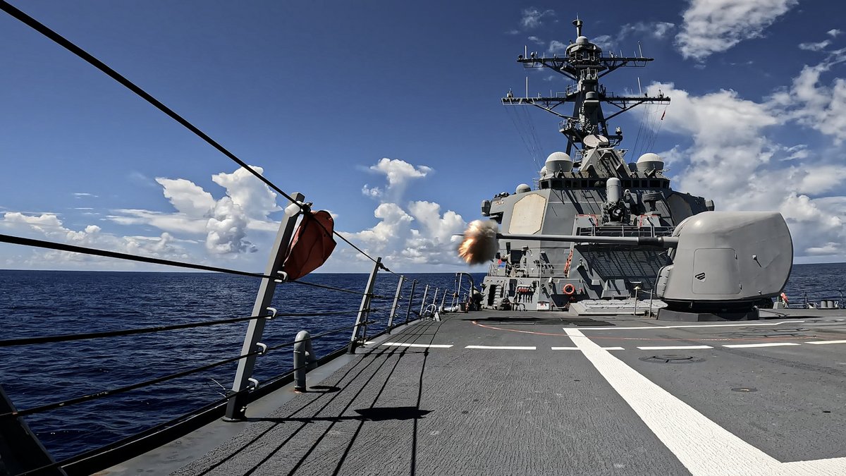 USPacificFleet's tweet photo. ๐ข๐ฅ USS Milius (DDG 69) fires its Mark 45 gun during a live-fire exercise in the Indian Ocean ๐, Apr 22, 2025.
Forward-deployed with #DESRON15 โ๏ธ, part of @US7thFleetโs principal surface force. #NavyReady #DDG69 #7thFleet #PowerAtSea https://t.co/fdR7DFxfqy