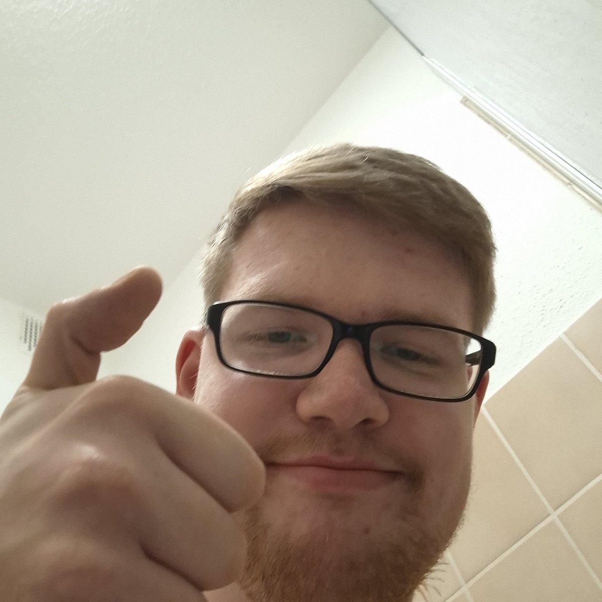 Game 1 btw win, game 2 am laufen 👍