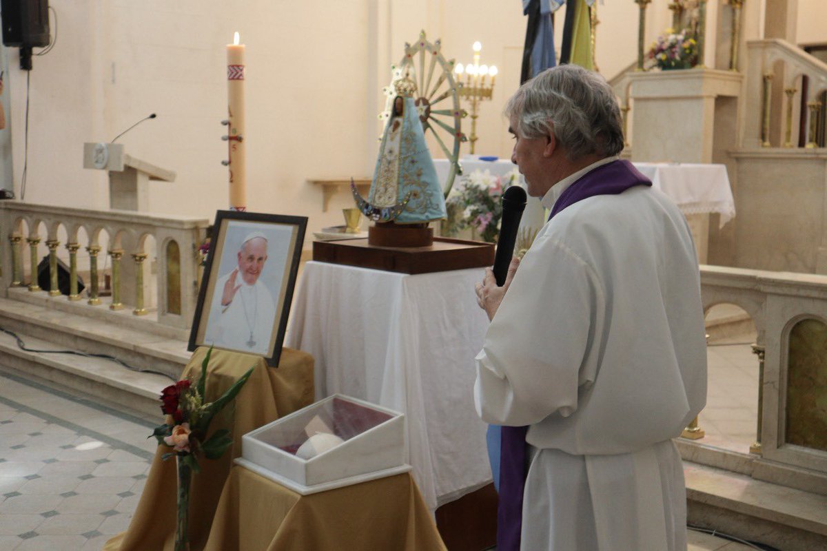 En la parroquia San Marcos de nuestro pueblo compartimos en comunidad una oración por nuestro querido Papa Francisco. Todos unidos en la fe y en la gratitud por su vida y su legado de amor y esperanza.