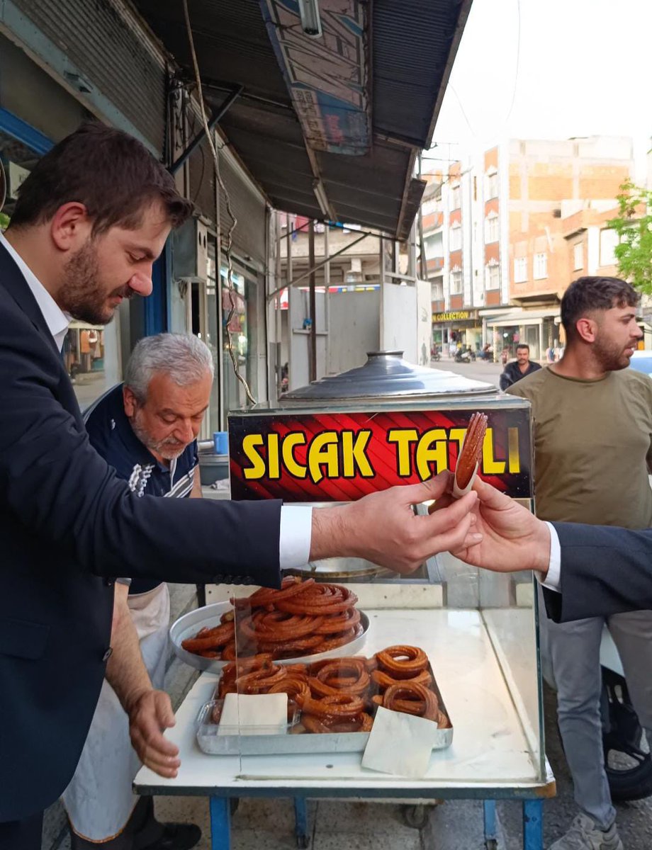 📍Nizip Namık Kemal Mahallesi 

Nizip İlçe Gençlik Kolları Başkanımız Seyyid Hasan Çınar ve kıymetli yönetim kurulu üyelerimizle birlikte Namık Kemal Mahallesi'ndeki esnaflarımızı ziyaret ettik. 🤝

Gençlik Kolları olarak, her zaman halkımızla iç içe olmayı, onların sorunlarına