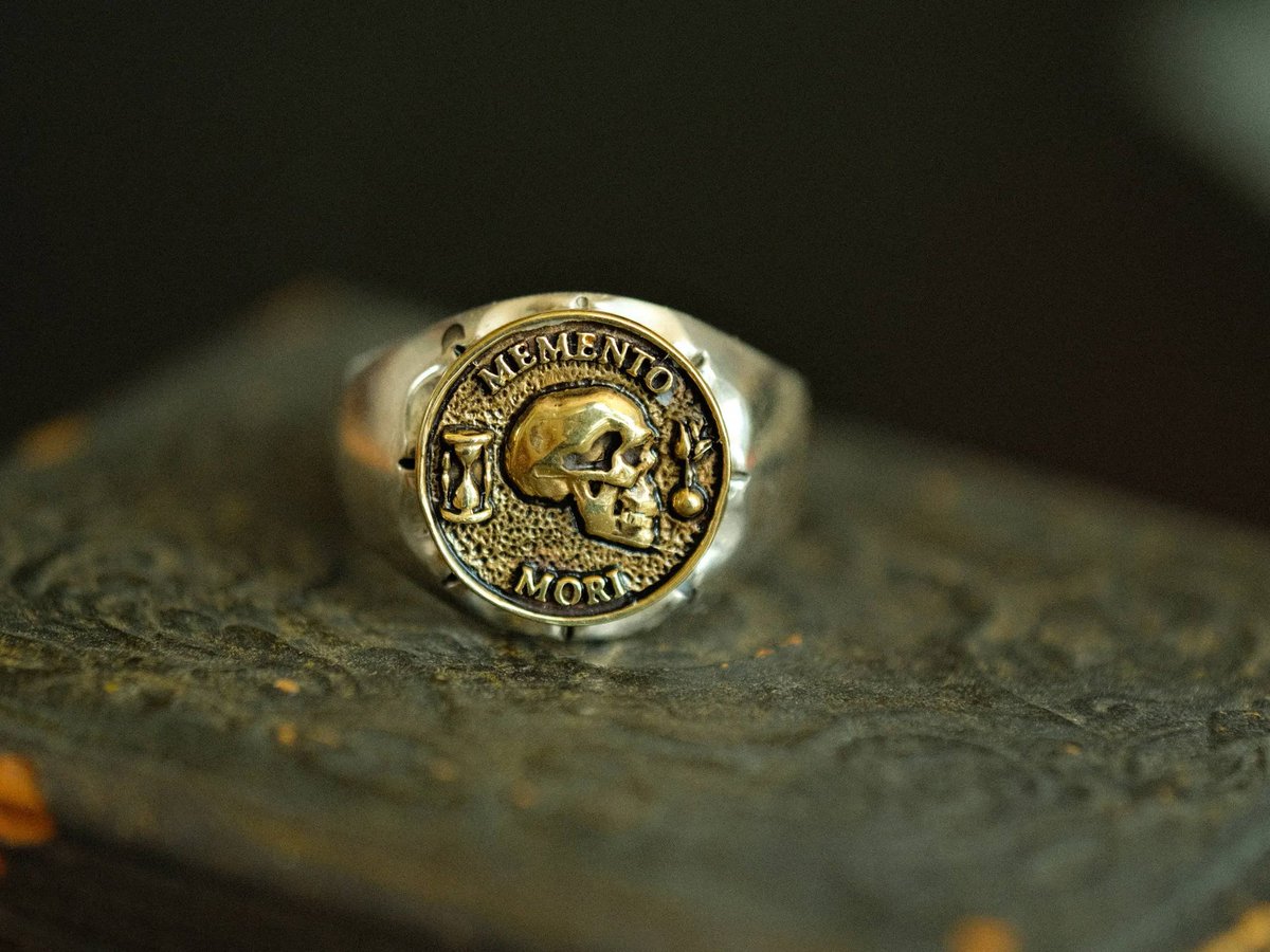 法国的圣保罗隐士团见面互相打招呼就是用“Memento Mori”，意思是记住你终有一死。跟道家的洒脱挺像的。

不奇怪，这思路也特别受艺术家喜欢，这个主题有很多艺术作品。神秘团体也喜欢用，斯多葛派也喜欢用。