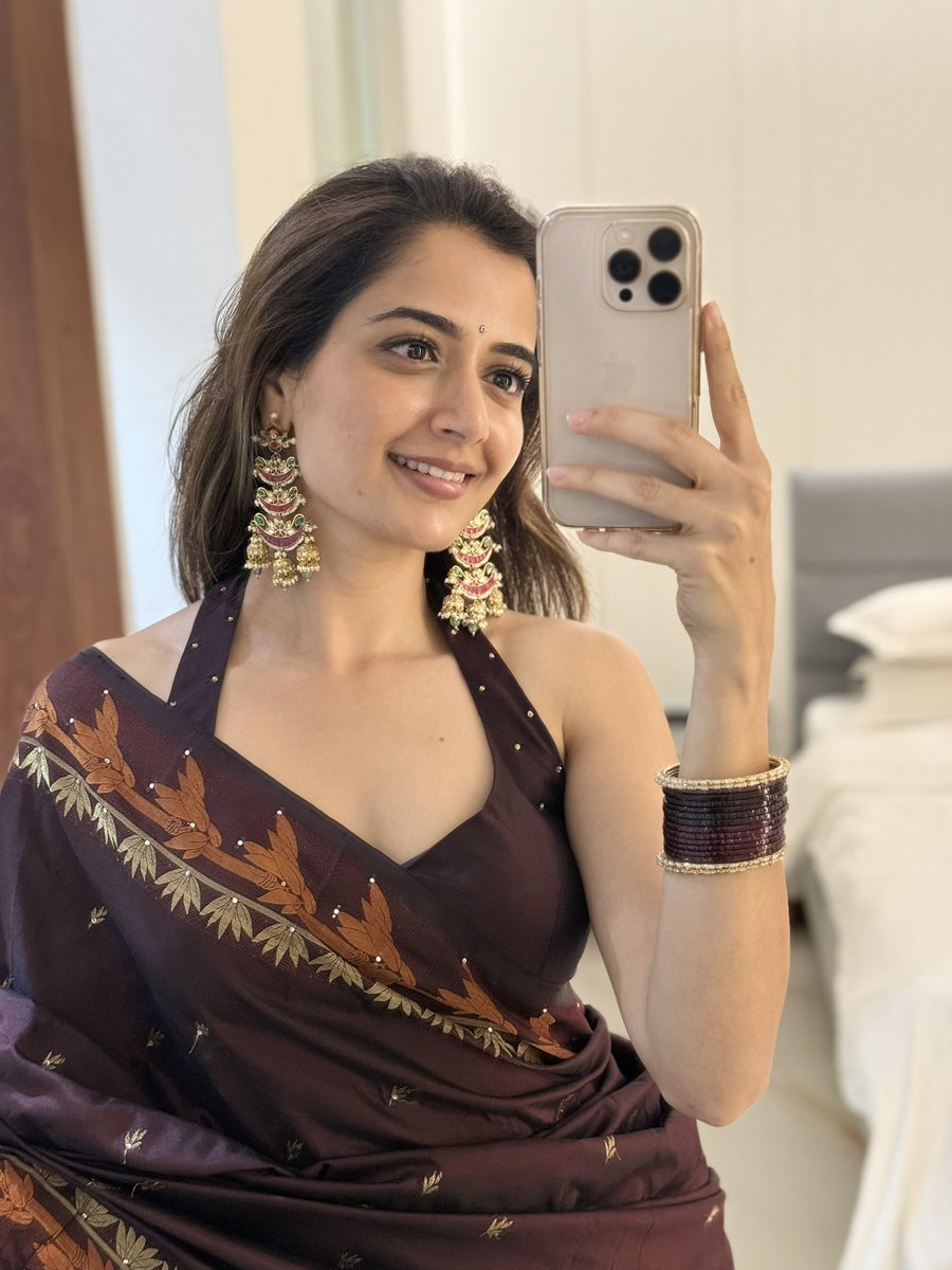 AshikaRanganath's tweet photo. Wedding shenanigans 
This look in my lens 👀 Ikykyk 🫢

Make up, hair &amp; styling - yours 💁🏻‍♀️ https://t.co/wv9Y7pw5zW